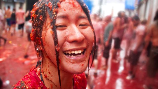 Una participante de la Tomatina de Buñol.