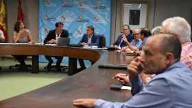 El consejero de Medio Ambiente, Vivienda y Ordenación del Territorio, Juan Carlos Suárez-Quiñones, se reúne con los alcaldes de los municipios afectados por los incendios en Zamora
