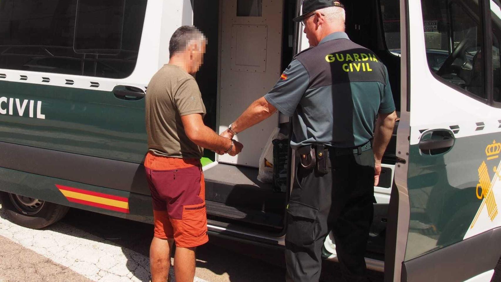 Momento de la detención del presunto autor de 18 incendios en Zamora