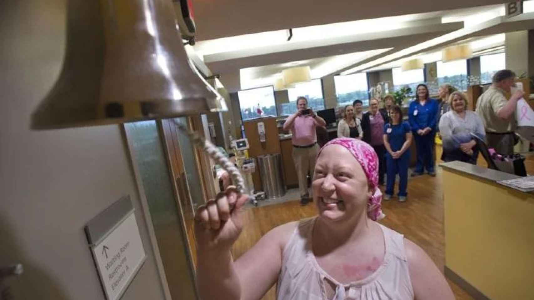 La polémica 'campana del superviviente' al cáncer en el hospital: el daño oculto tras el gesto viral