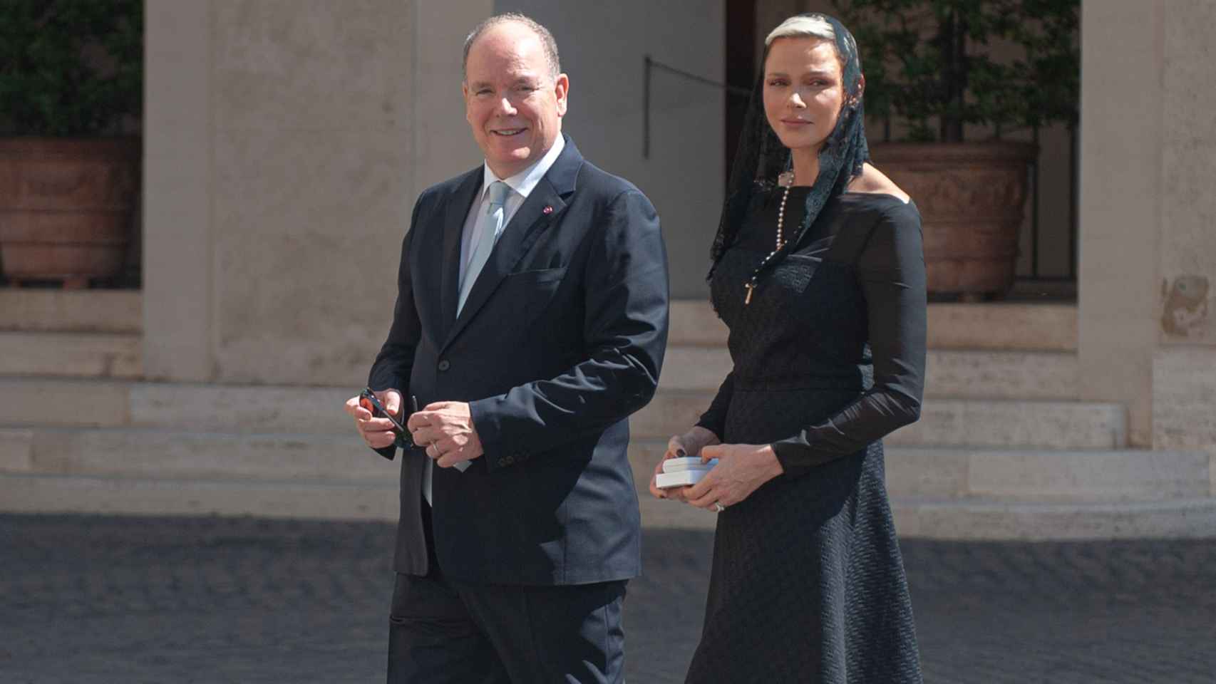 Charlène de Mónaco y el príncipe Alberto previo a su encuentro con el Papa Francisco.
