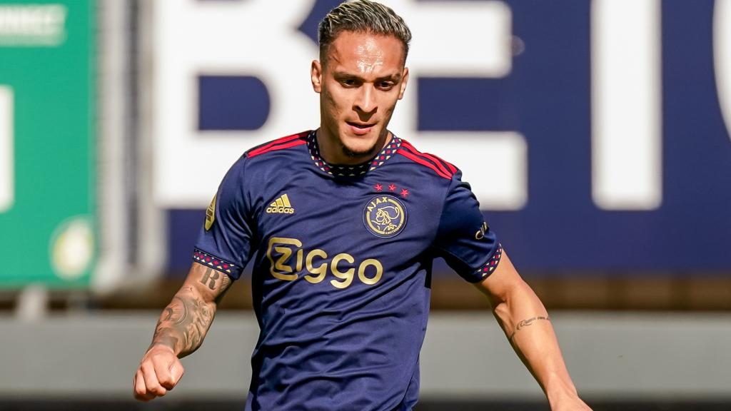 Antony durante un partido con el Ajax