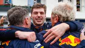 Max Verstappen, Christian Horner y Helmut Marko celebran la victoria en Spa
