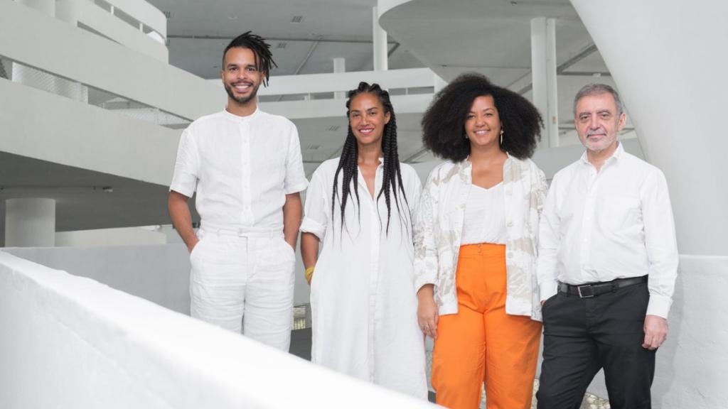 Hélio Menezes, Grada Kilomba, Diane Lima y Manuel Borja-Villel: el equipo curatorial de la próxima Bienal de São Paulo. Foto: © Levi Fanan / Fundação Bienal de São Paulo