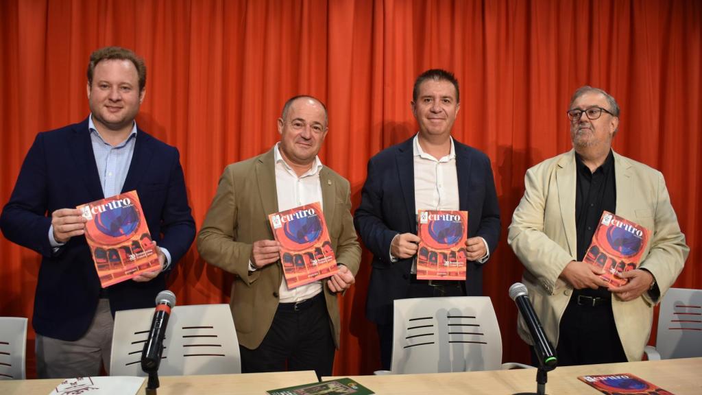 El alcalde de Albacete, Emilio Sáez, en la presentación de la temporada de otoño del Teatro Circo, junto al vicealcalde y concejal de Cultura, Vicente Casañ, y el presidente de la Diputación, Santiago Cabañero