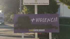 Los carteles contra la violencia machista aparecen destrozados en un pueblo de Toledo