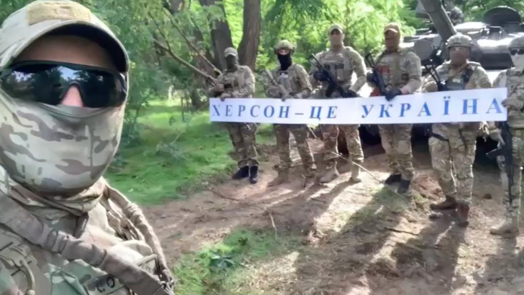 Soldados ucranianos en Jersón pidiendo la retirada rusa,