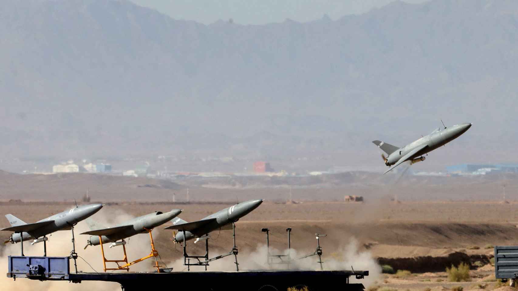 Drones relámpago iraníes despegando desde tierra