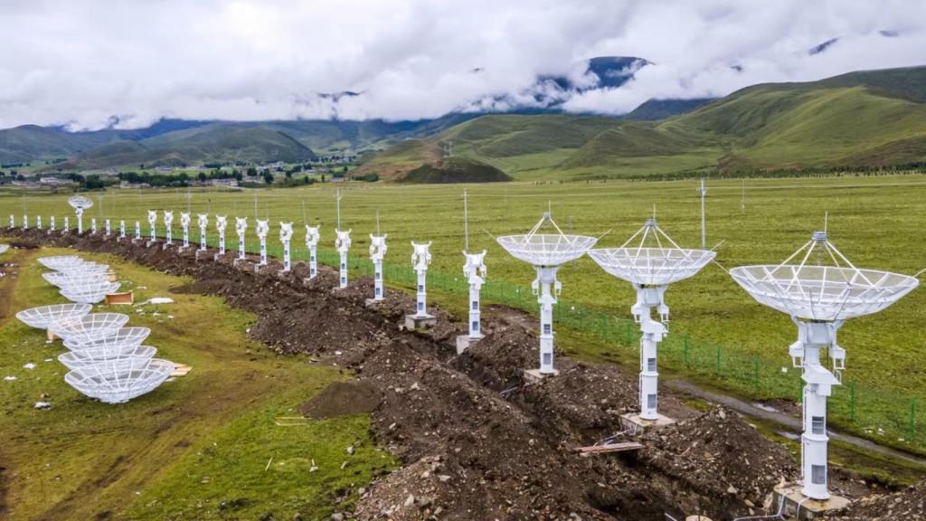 Algunos de los telescopios del Daocheng Solar Radio Telescope