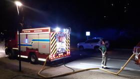 Los bomberos de Oleiros (A Coruña) extinguen un conato de incendio forestal en Santa Cruz