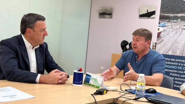 El secretario xeral del PSdeG, Valentín González Formoso, y el presidente de la Federación Gallega de Cofradías, José Antonio Pérez, en una reunión sobre la pesca de fondo.