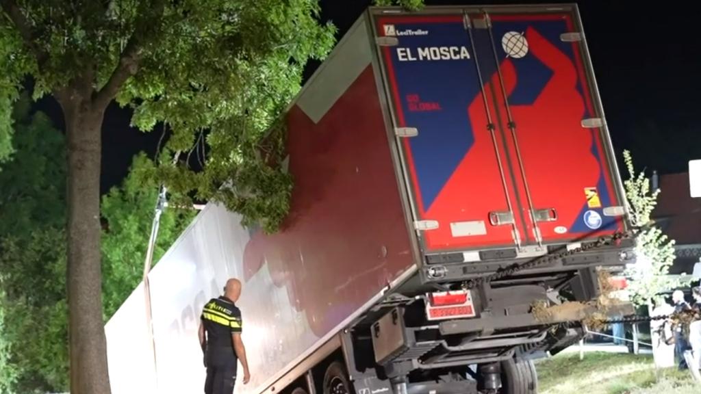 El camión de El Mosca, este sábado, empotrado en el dique donde se estaba celebrando una barbacoa en la aldea holandesa de Zuidzijde.