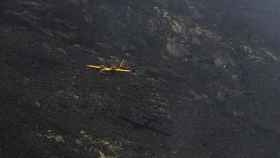 Un hidroavión trabaja en las labores de extinción en un incendio en la Serra do Leboreiro, en Senderiz (Ourense).