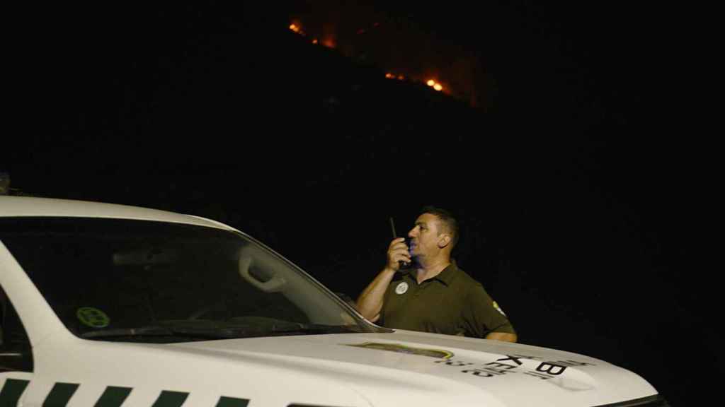 Agente forestal durante la vigilancia de uno de los frentes del incendio que está en los montes de Pradoalbar.