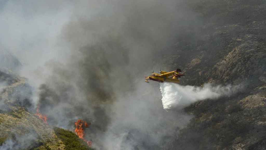 Un hidroavión realiza labores de extinción de un incendio forestal en la Serra do Leboreiro, en el parque natural de Baixa Limia e Serra do Xurés (Ourense).