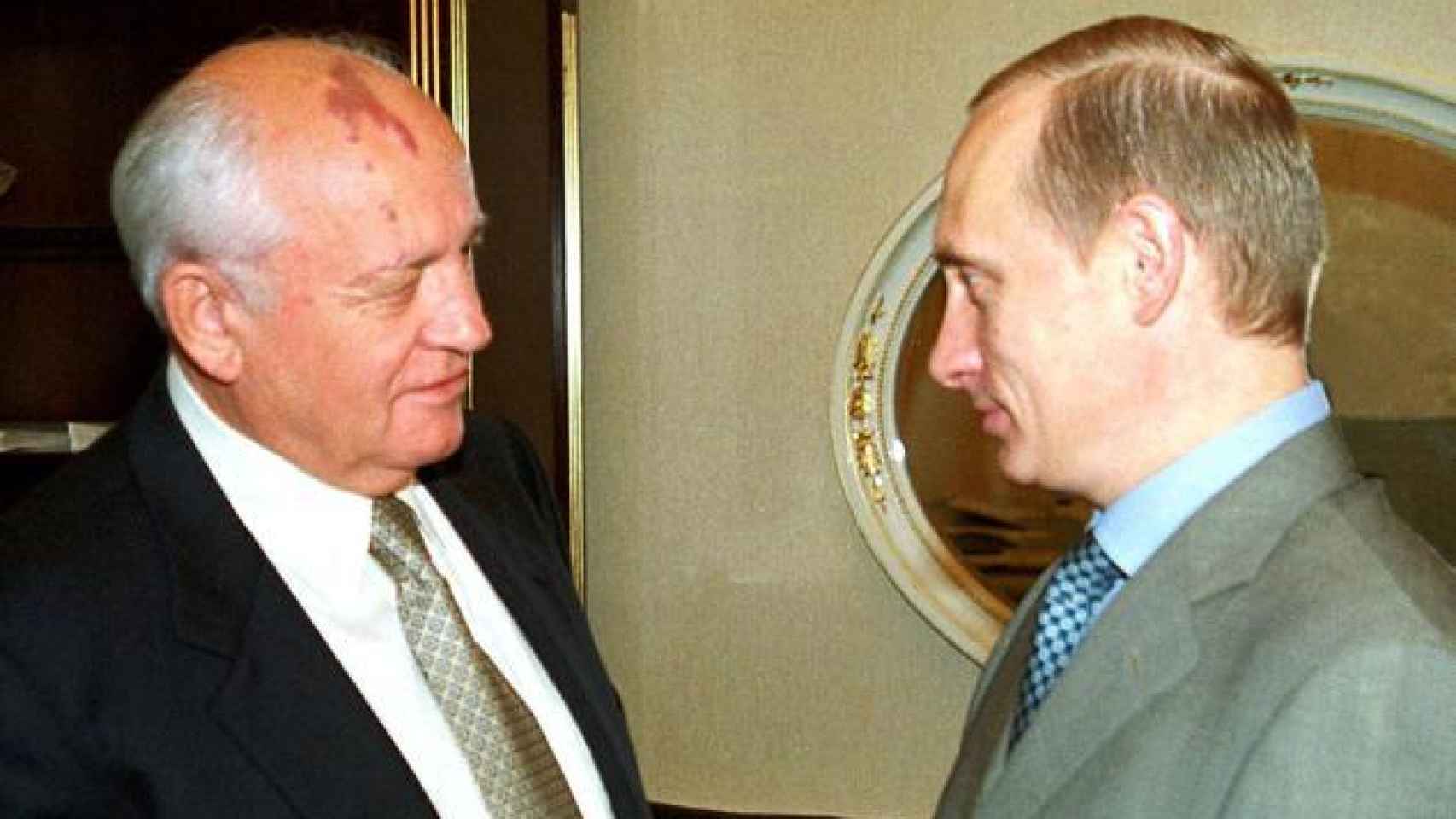 Gorbachov saluda a Putin en el Kremlin en el 2000, cuando volvió al palacio presidencial tras casi una década.