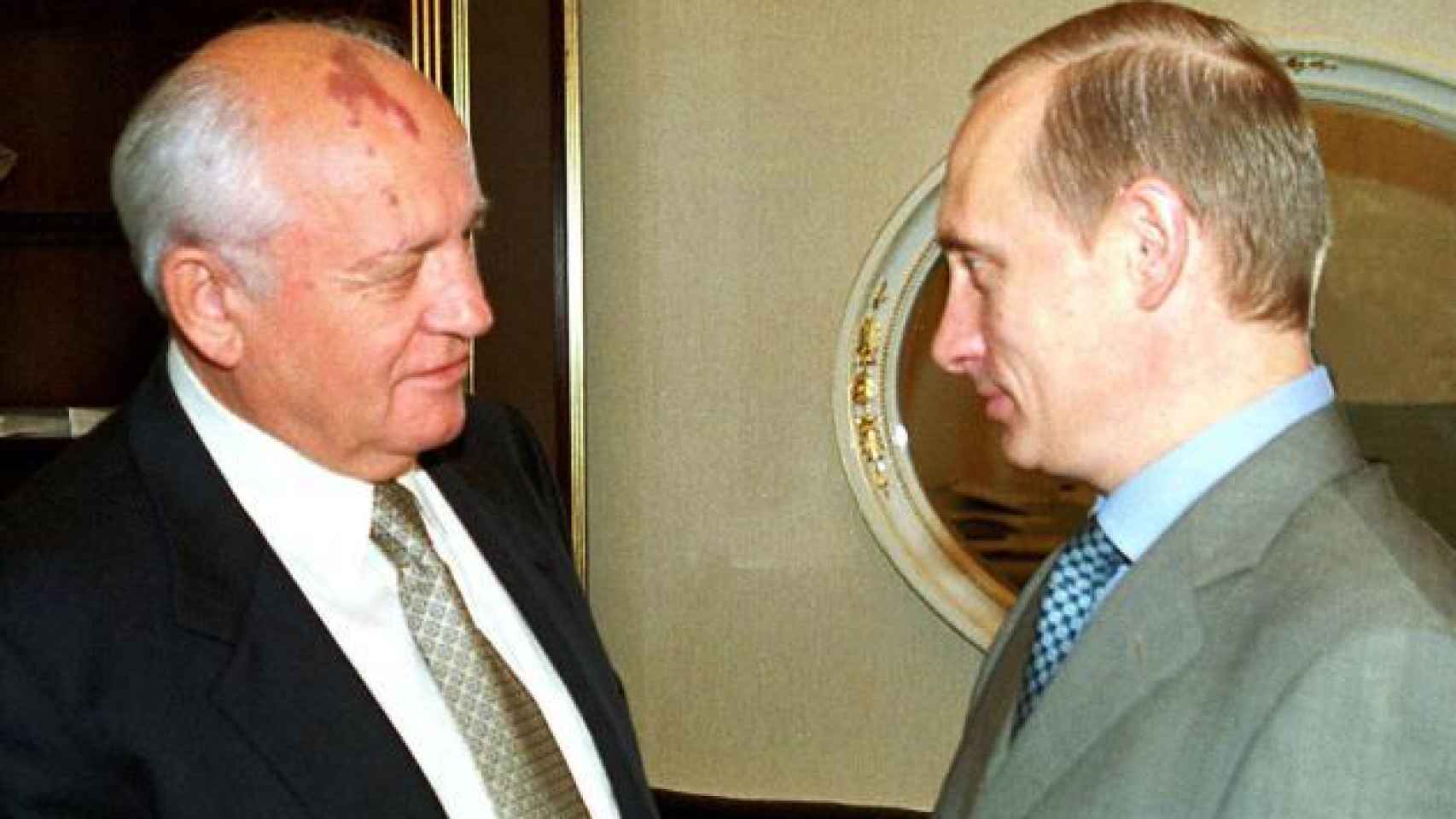 Gorbachov saluda a Putin en el Kremlin en el 2000, cuando volvió al palacio presidencial tras casi una década.