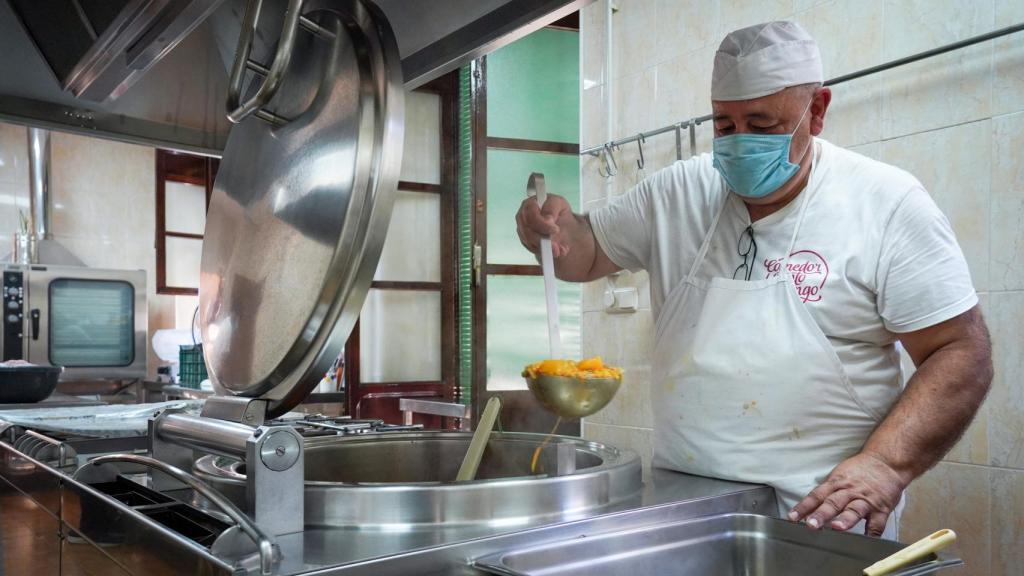 Francisco preparando la cazuela de fideos.