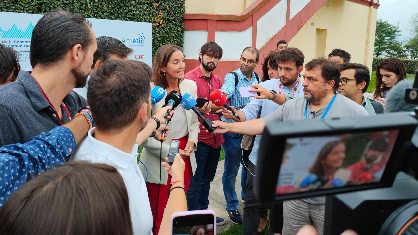 Reyes Maroto, ministra de Industria, Comercio y Turismo, atendiendo a los medios a su llegada al congreso anual de Ametic.