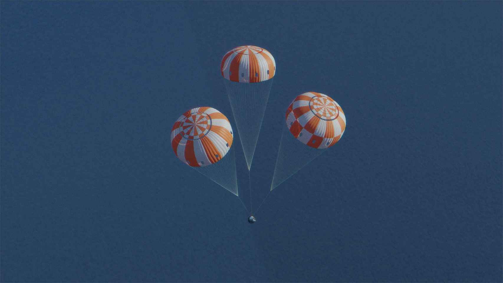 Paracaídas principales de la cápsula Orión en una de sus pruebas de lanzamiento