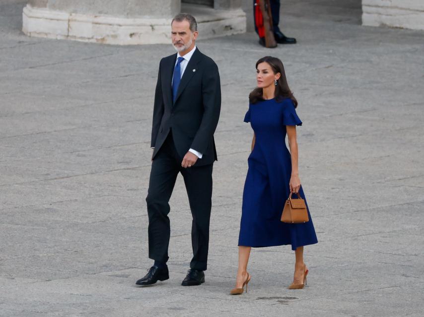 La Reina, con tacones de Carolina Herrera en un acto oficial.