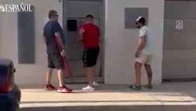 El propietario de una casa en Murcia se enfrenta a sus okupas con dos amigos armados con palos