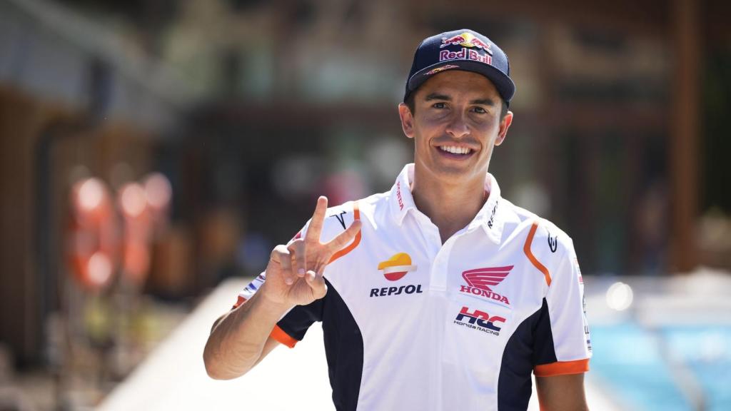 Marc Márquez hace la señal de victoria