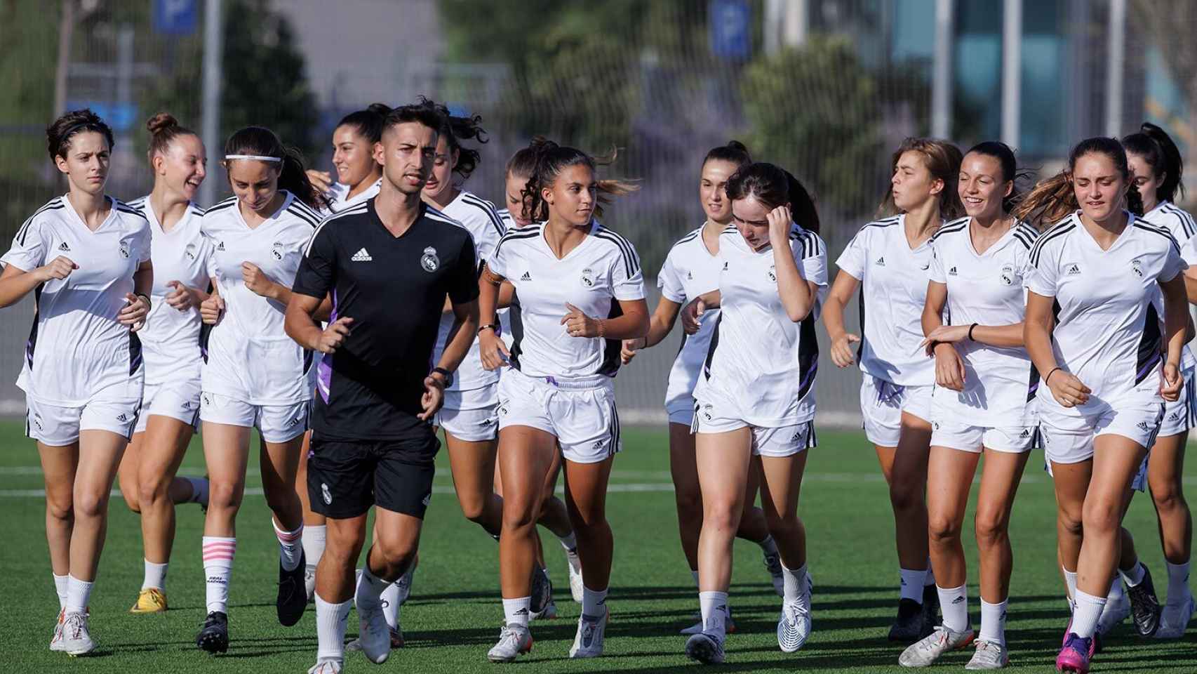 Las jugadoras del equipo cadete del Real Madrid Femenino en su primer entrenamiento de la temporada.