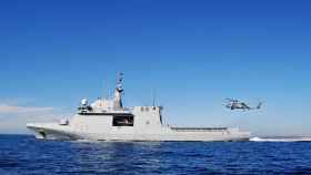 El buque BAM Relámpago y uno de los helicópteros de la Armada española