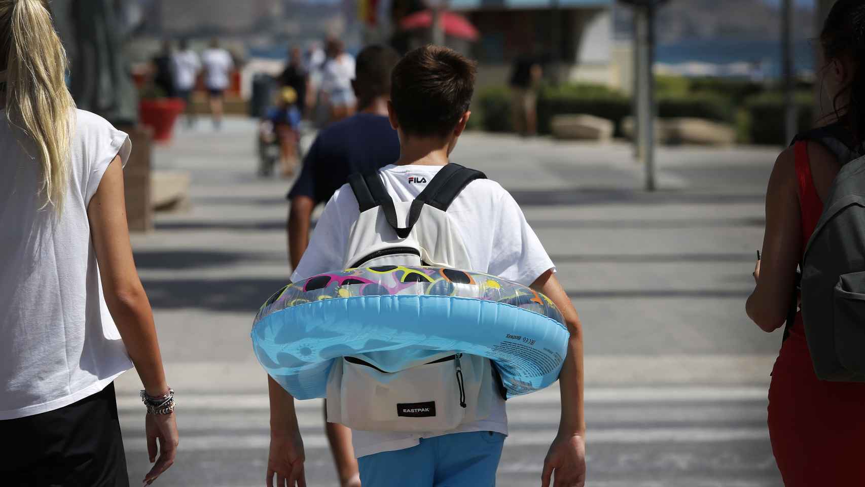El viento de poniente ha aumentado las temperaturas en la Comunidad Valenciana. En la imagen, un niño por la playa del Postiguet este miércoles.