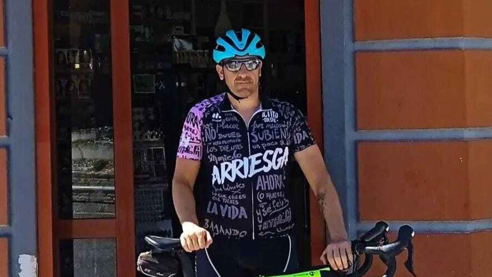 Hugo Cuetos junto con su bicicleta.