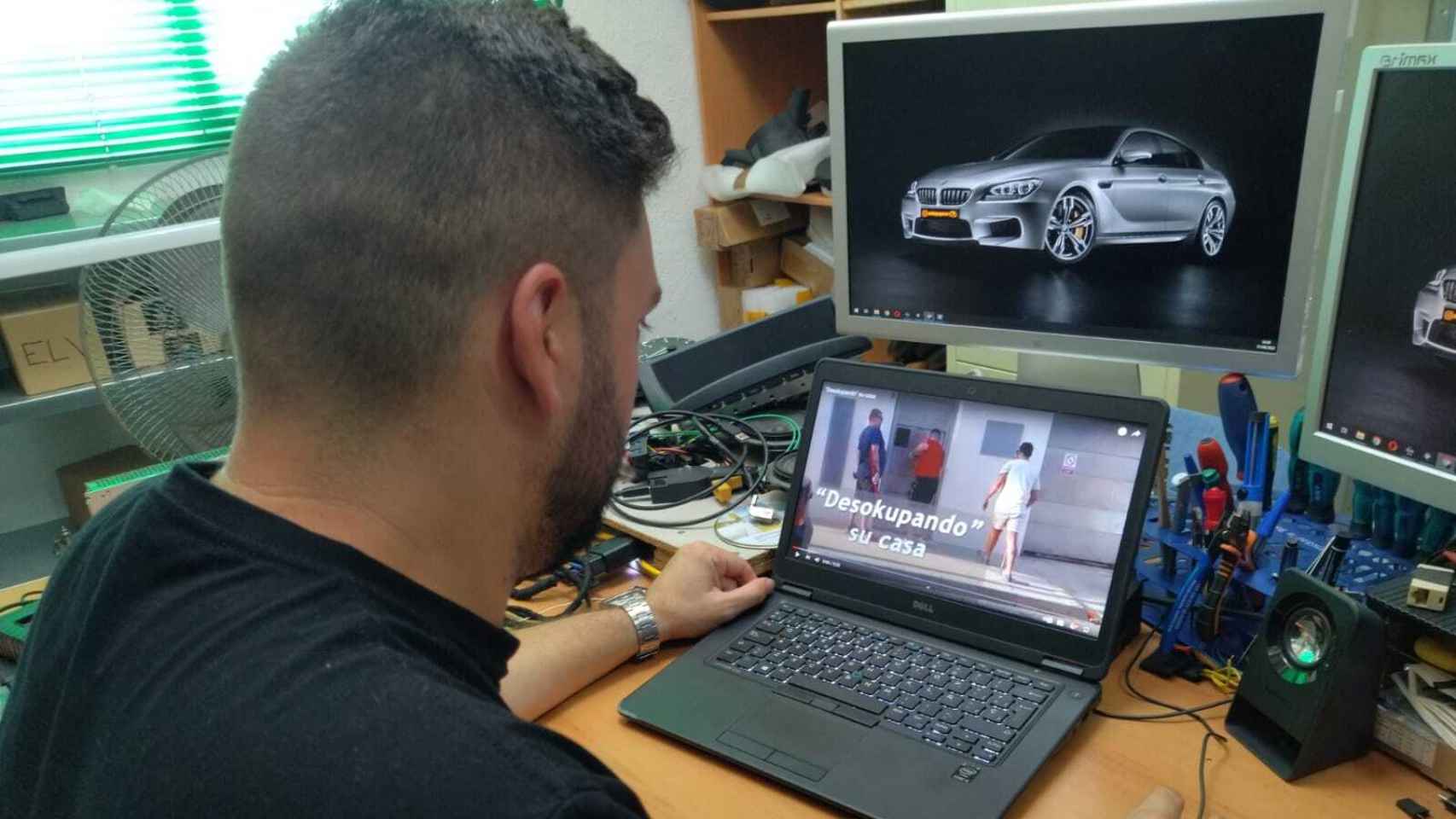 Víctor, visualizando el vídeo del desalojo de sus casa 'okupada', en su oficina.
