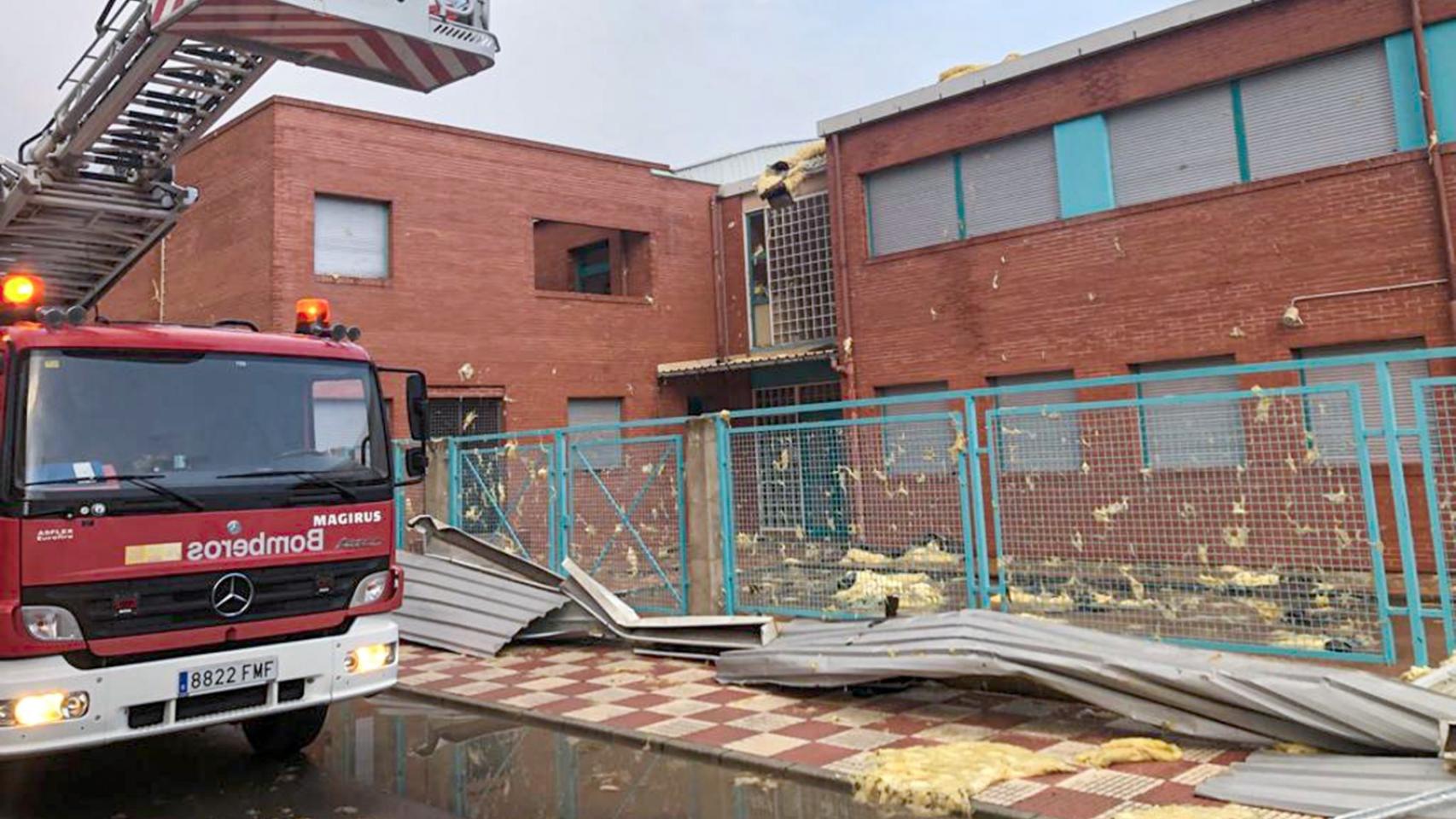 Los bomberos de Alicante intervienen en el colegio público de Beneixama tras la tormenta.