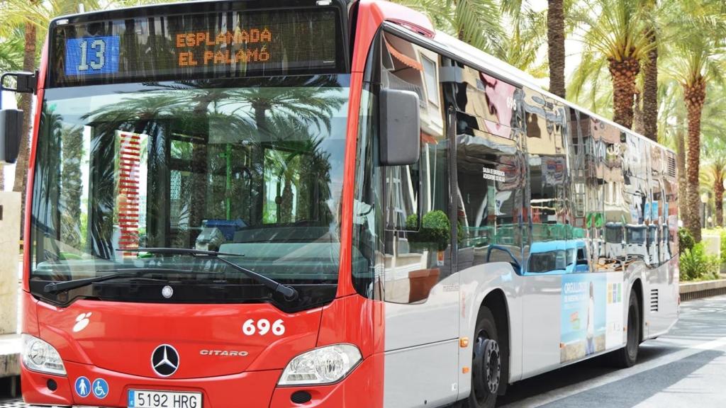 Un autobús urbano de Alicante, en imagen de archivo.