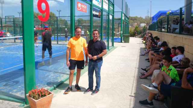 El campeonato nacional de pádel de menores se está celebrando estos días en La Nucia. Álex González y Bernabé Cano, en su visita este miércoles a las instalaciones.
