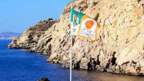 En la cala del Racó del Conill se empezó a usar la bandera que recomienda el nudismo en las playas.