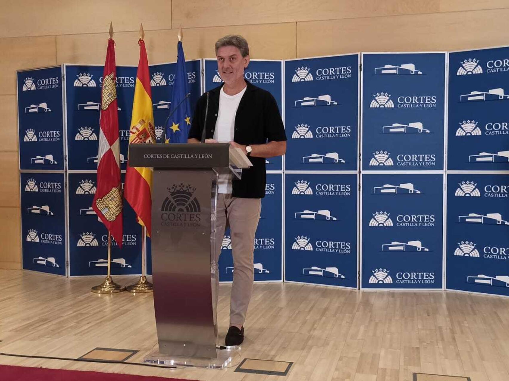 El portavoz de Medio Ambiente del Grupo Socialista, José Luis Vázquez, durante su rueda de prensa de este miércoles en las Cortes.