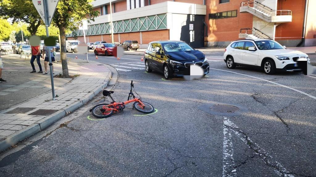 Estado en el que quedaron vehículo y bicicleta.