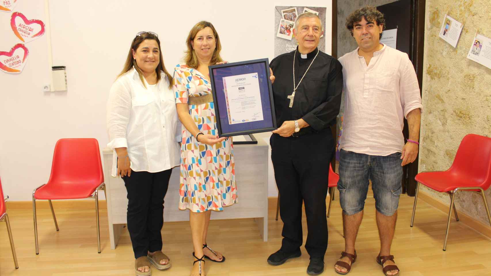 La directora de Aenor en Castilla y León, Inmaculada García Garrandes, en la entrega del certificado al obispo de la diócesis de Ciudad Rodrigo