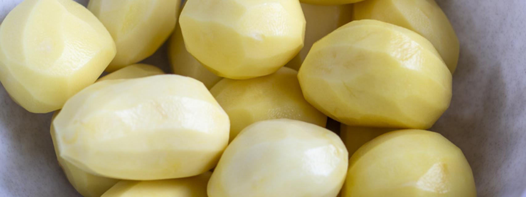 El truco definitivo para evitar que las patatas peladas se pongan negras