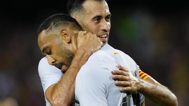 Pierre Emerick Aubameyang y Busquets durante un partido del Barça