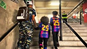 Aubameyang llega junto a sus hijos al Camp Nou