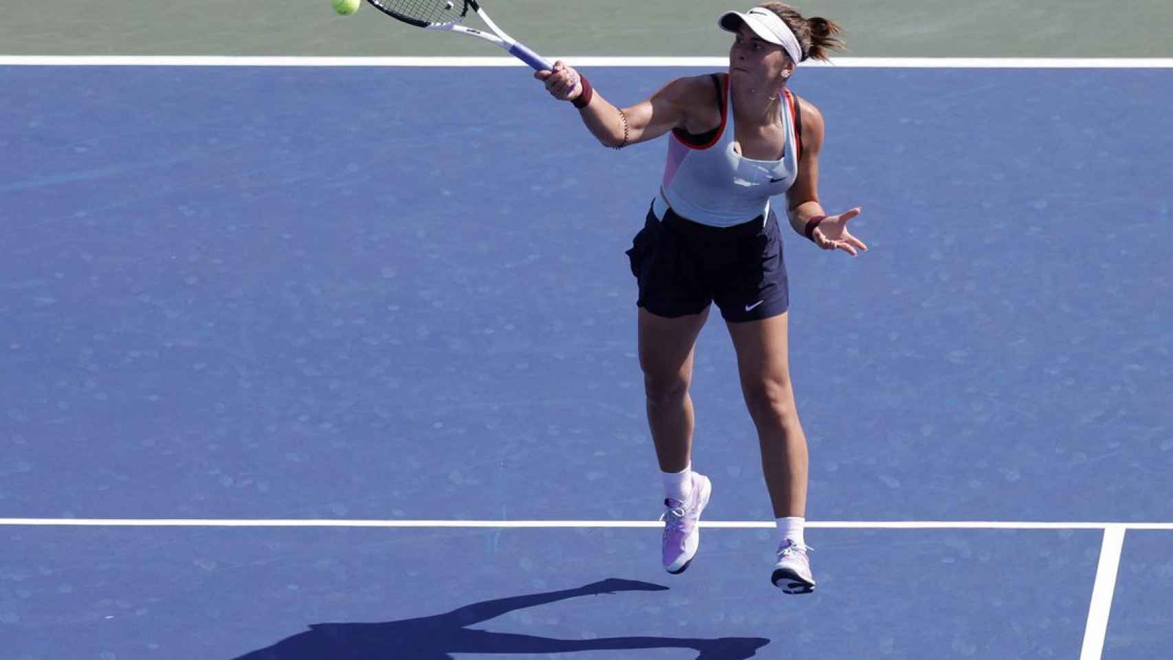 Bianca Andreescu tras cambiarse de ropa en su primer partido en el US Open