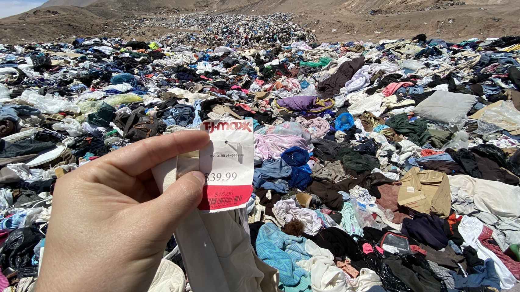 Toneladas de residuos textiles en el desierto de Atacama