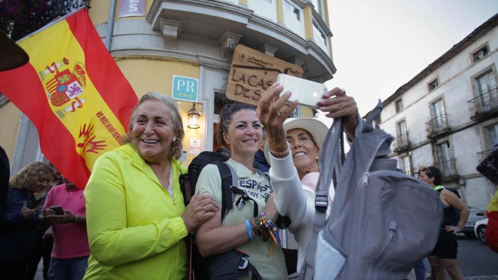 Macarena Olona, haciéndose una foto con dos admiradoras en el Camino de Santiago.