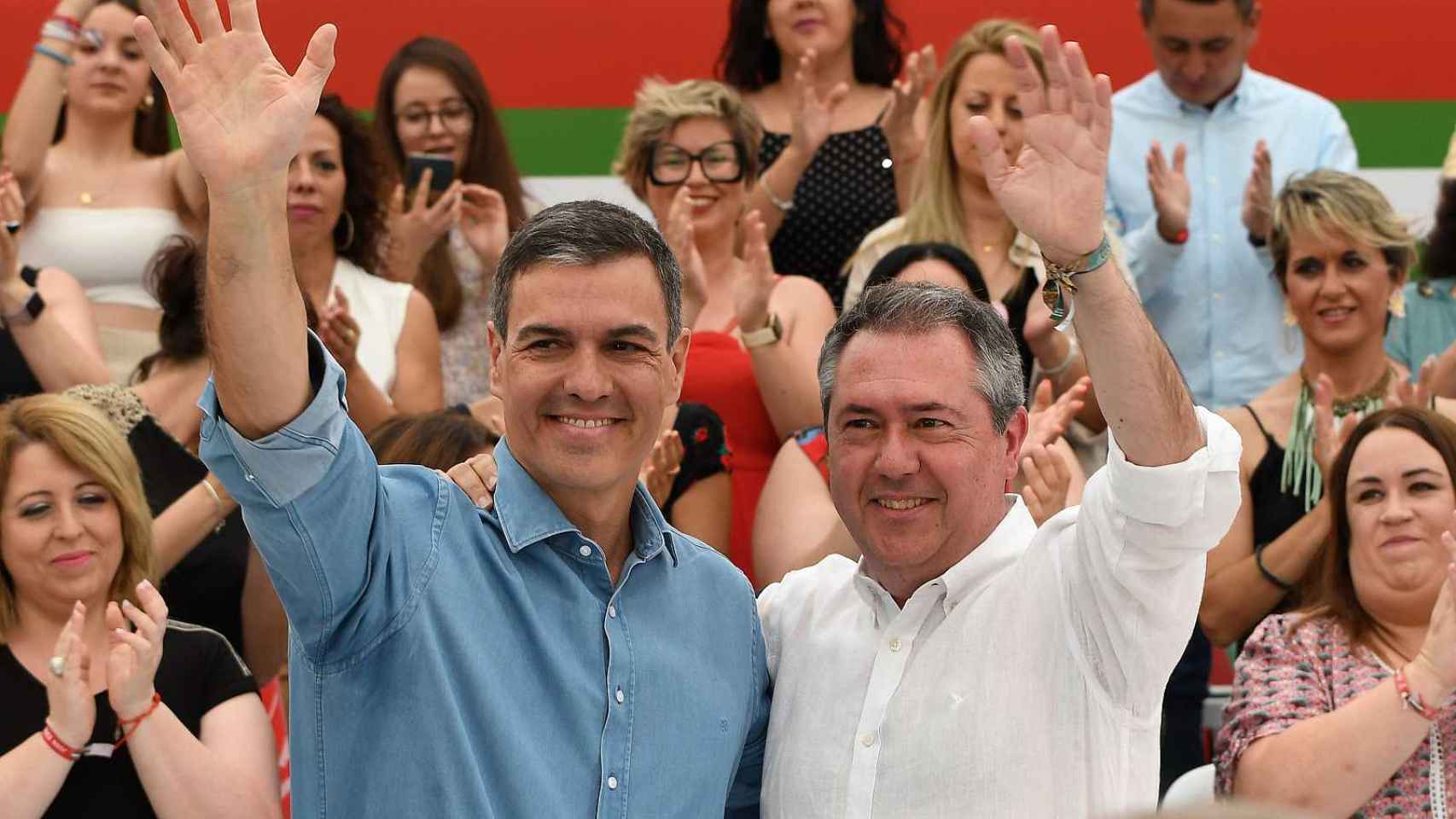 Juan Espadas y Pedro Sánchez saludan al final de un mitin de la campaña electoral andaluza.