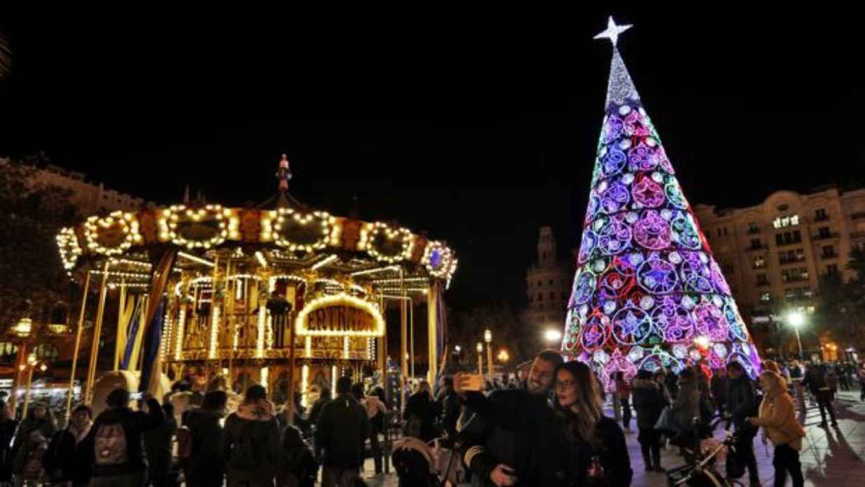 La plaza del Ayuntamiento de Valencia, iluminada con luces de Navidad.