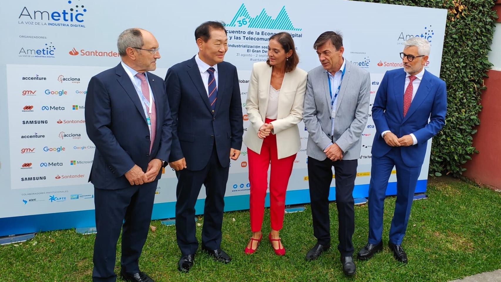 La ministra de Industria, Reyes Maroto, junto a Jong-Hee Han -CEO mundial de Samsung-, Pedro Mier -presidente de Ametic- y otras personalidades.