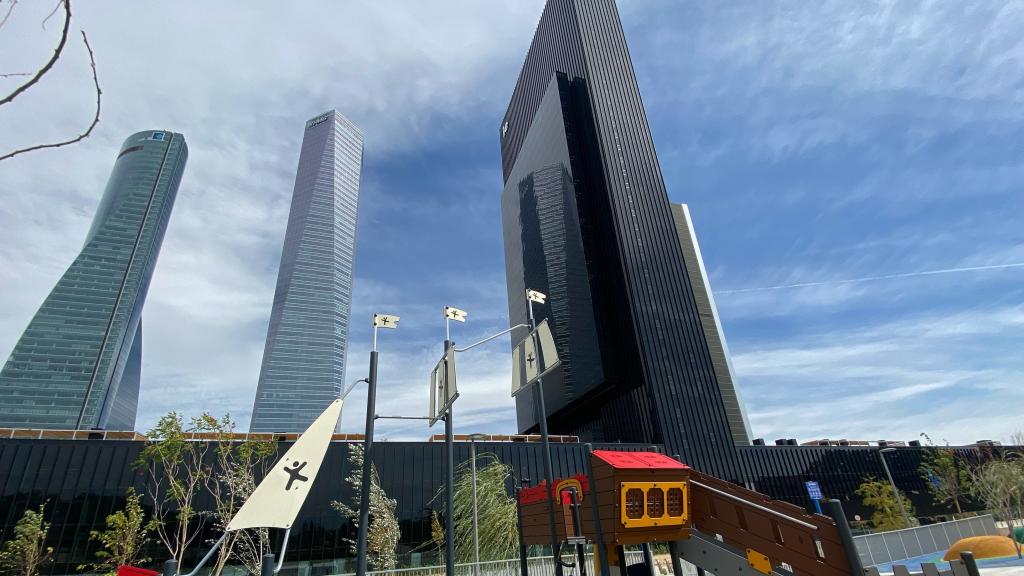 Parque y torre Caleido en 2021 durante su inauguración.