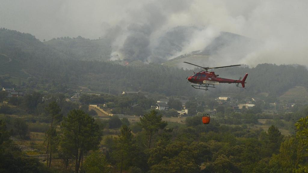 Un helicóptero trabaja en la extinción de un incendio.